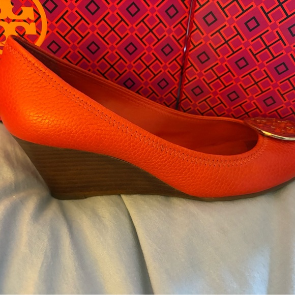 Tory Burch Women's Burt Orange Peep Toe Wedges - Size 9.5 - Picture 4 of 8